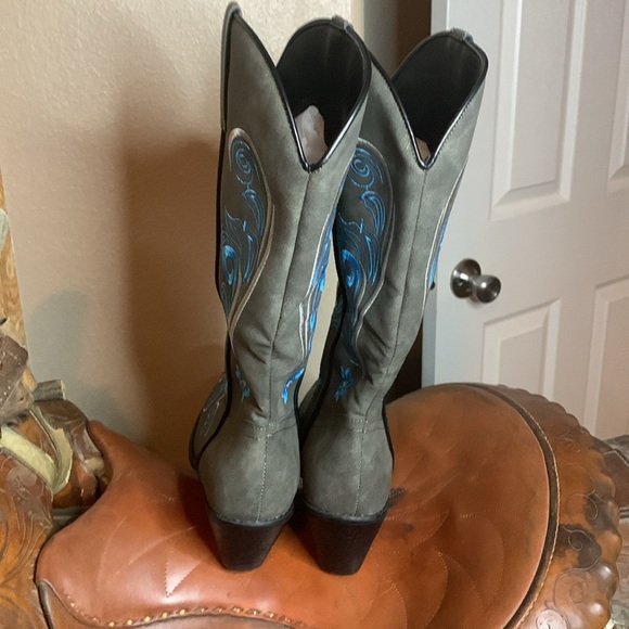 DEAL ALERT!!! Western Turquoise Embroidered Cowgirl Boots NEW in package - Picture 5 of 6